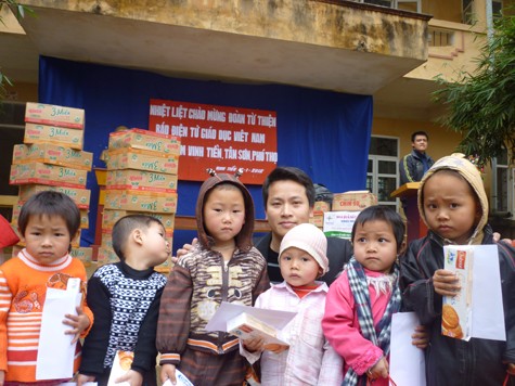 Nhà báo Bùi Ngọc Cải chụp ảnh kỷ niệm cùng các bé mẫu giáo Vinh Tiền